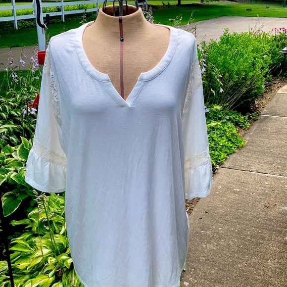 EVRI Tops - EVRI cream bell sleeve 1X women’s top